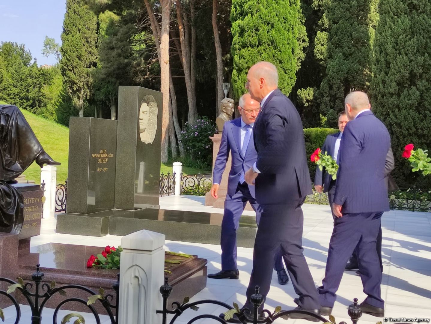 Turkey's ruling party delegation visits Alley of Honor, Alley of Martyrs in Baku (PHOTO)