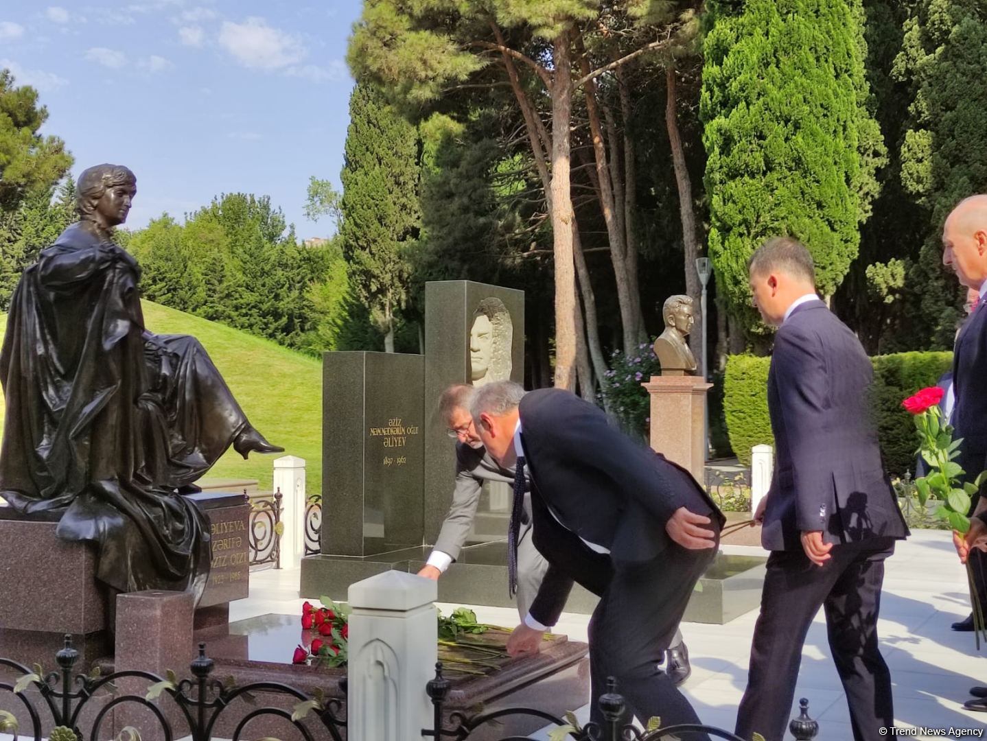 Turkey's ruling party delegation visits Alley of Honor, Alley of Martyrs in Baku (PHOTO)