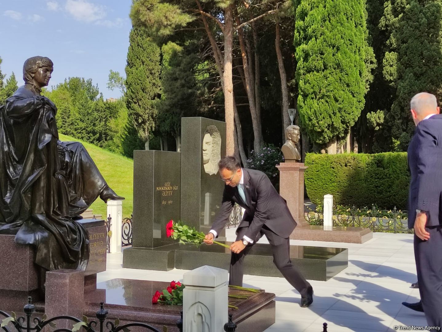 Turkey's ruling party delegation visits Alley of Honor, Alley of Martyrs in Baku (PHOTO)