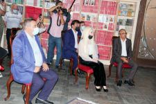 Выпускница Лондонского университета королевы Марии представила в Баку книгу "Я - домашний узник" (ФОТО)