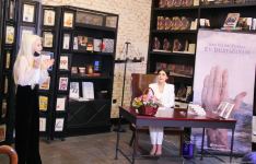 Выпускница Лондонского университета королевы Марии представила в Баку книгу "Я - домашний узник" (ФОТО)