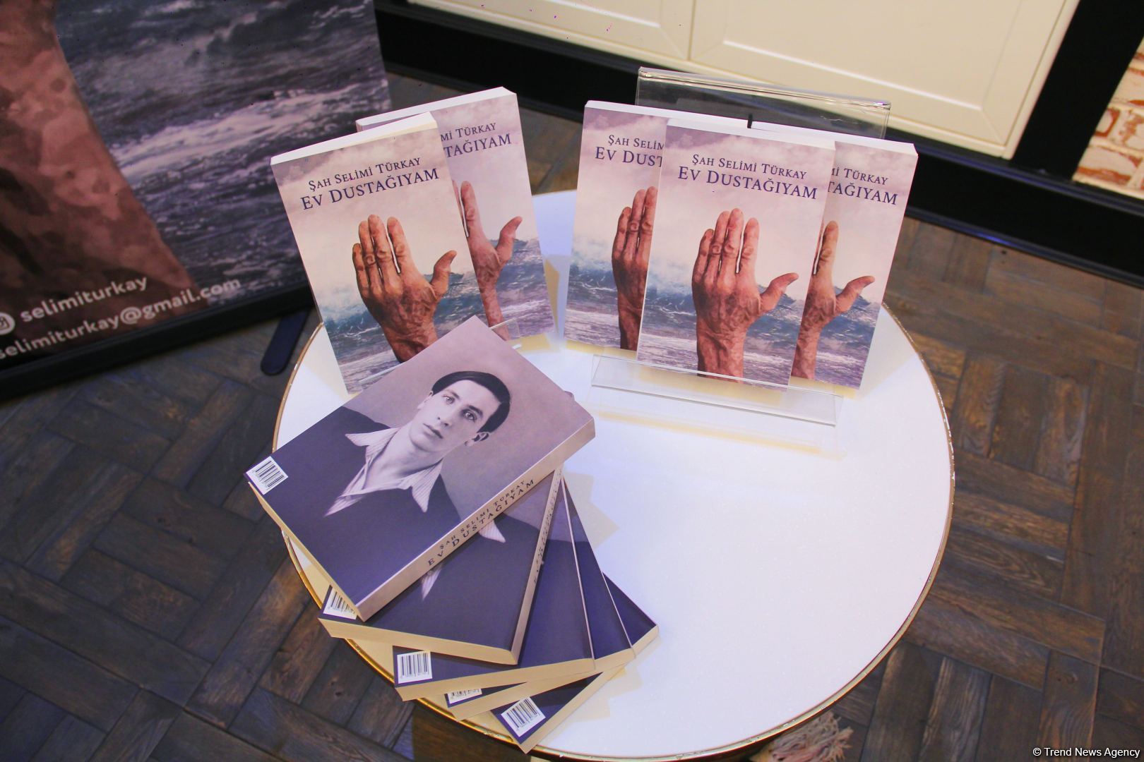 Выпускница Лондонского университета королевы Марии представила в Баку книгу "Я - домашний узник" (ФОТО)