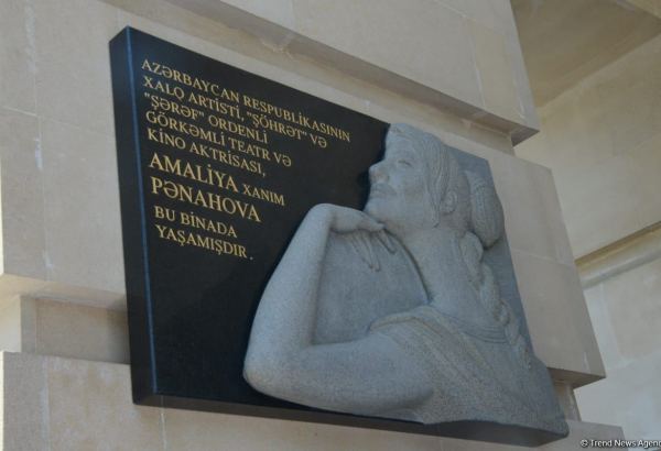 В Баку состоялось открытие барельефа на доме, где жила народная артистка Амалия  Панахова (ФОТО)