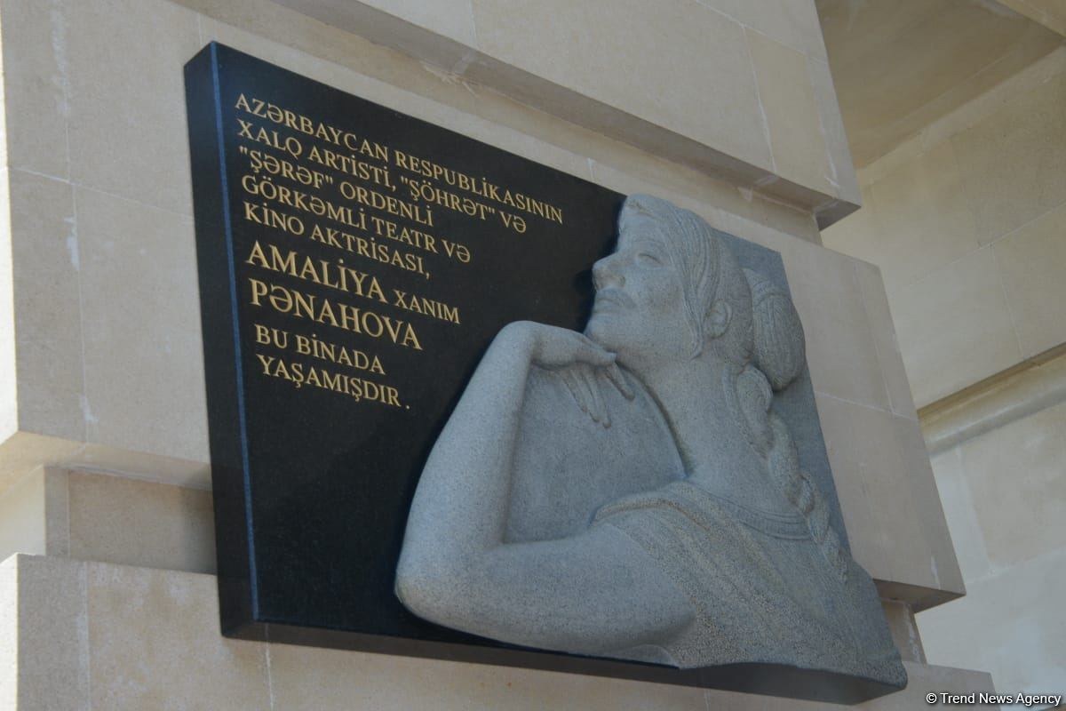 В Баку состоялось открытие барельефа на доме, где жила народная артистка Амалия  Панахова (ФОТО)