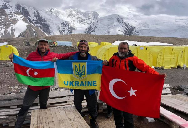 Азербайджанский велопутешественник на пути к Пику Ленина поднялся на высоту в 4000 метров (ФОТО)