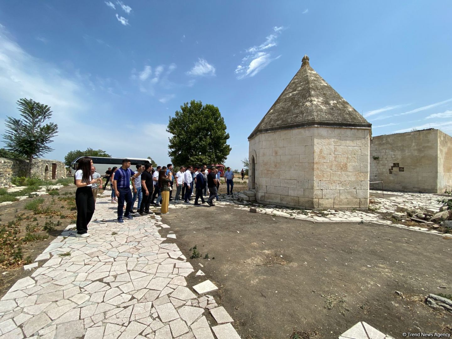 Начался визит делегации волонтерских организаций в Агдам (ФОТО)