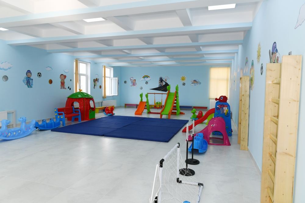 Azerbaijani president, first lady attend ceremony of presenting apartments, cars to families of martyrs (PHOTO/VIDEO)