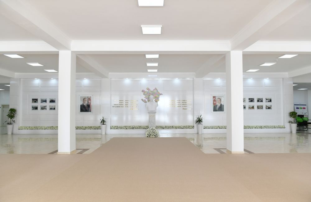 Azerbaijani president, first lady attend ceremony of presenting apartments, cars to families of martyrs (PHOTO/VIDEO)