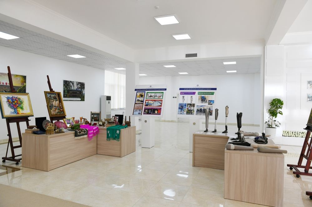 Azerbaijani president, first lady attend ceremony of presenting apartments, cars to families of martyrs (PHOTO/VIDEO)