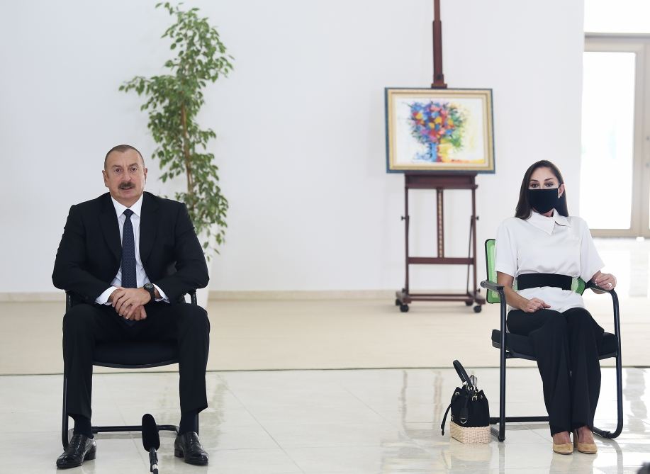 Azerbaijani president, first lady attend ceremony of presenting apartments, cars to families of martyrs (PHOTO/VIDEO)