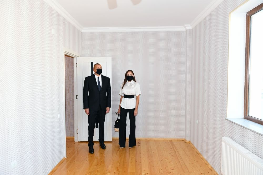 Azerbaijani president, first lady attend ceremony of presenting apartments, cars to families of martyrs (PHOTO/VIDEO)