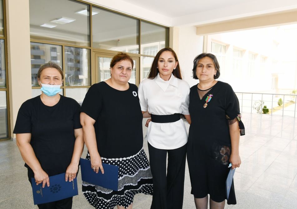 Azerbaijani president, first lady attend ceremony of presenting apartments, cars to families of martyrs (PHOTO/VIDEO)