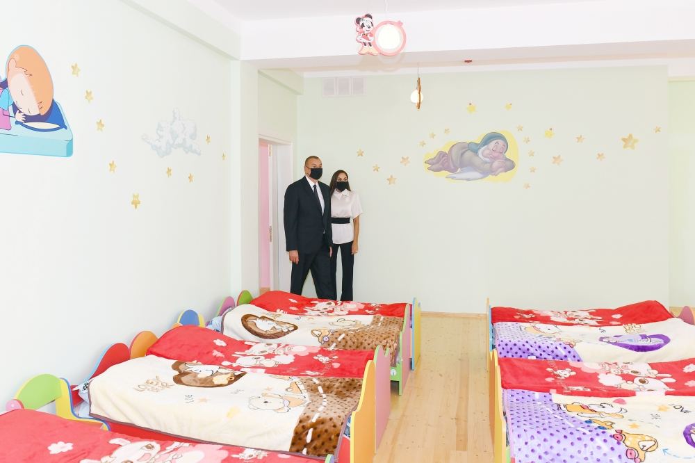 Azerbaijani president, first lady attend ceremony of presenting apartments, cars to families of martyrs (PHOTO/VIDEO)