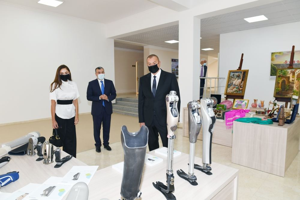 Azerbaijani president, first lady attend ceremony of presenting apartments, cars to families of martyrs (PHOTO/VIDEO)