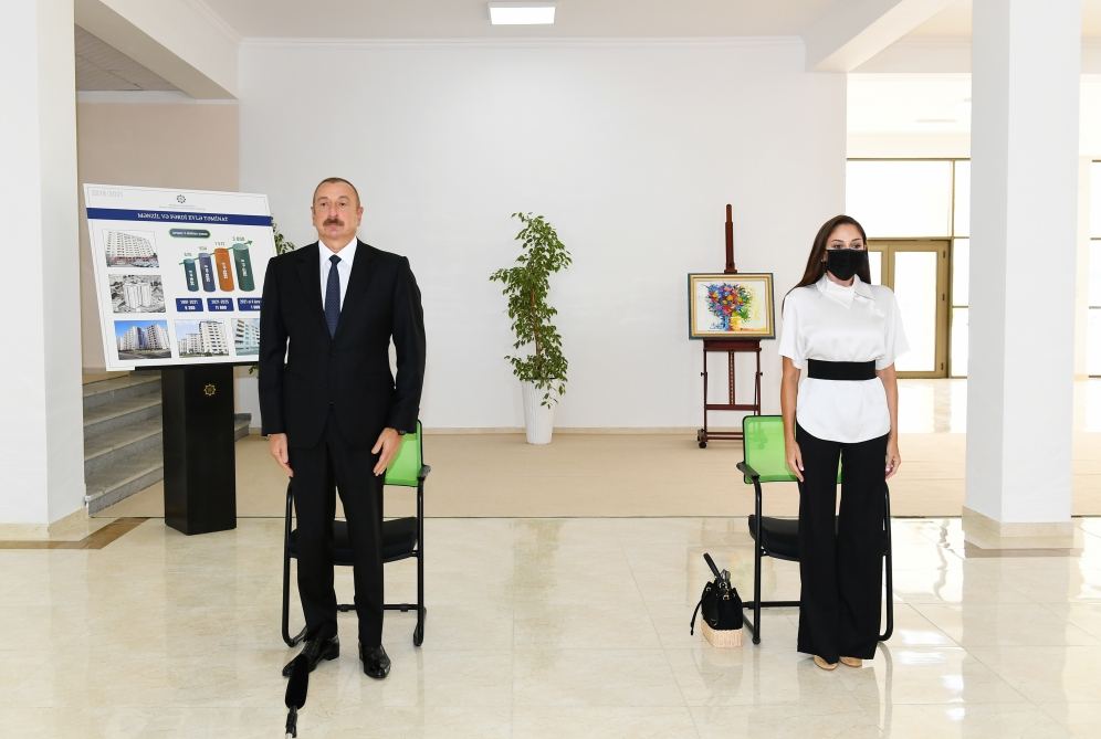 Azerbaijani president, first lady attend ceremony of presenting apartments, cars to families of martyrs (PHOTO/VIDEO)