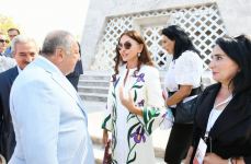 Президент Ильхам Алиев тепло побеседовал с участниками и шушинцами в рамках открытия Дней поэзии Вагифа в Шуше (ФОТО)