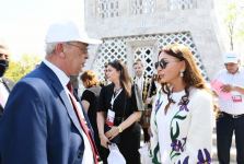 Президент Ильхам Алиев тепло побеседовал с участниками и шушинцами в рамках открытия Дней поэзии Вагифа в Шуше (ФОТО)
