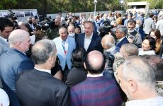 Президент Ильхам Алиев тепло побеседовал с участниками и шушинцами в рамках открытия Дней поэзии Вагифа в Шуше (ФОТО)