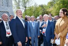 Президент Ильхам Алиев тепло побеседовал с участниками и шушинцами в рамках открытия Дней поэзии Вагифа в Шуше (ФОТО)