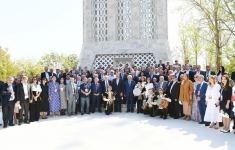 Президент Ильхам Алиев тепло побеседовал с участниками и шушинцами в рамках открытия Дней поэзии Вагифа в Шуше (ФОТО)