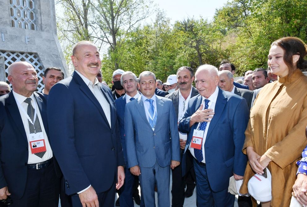 Президент Ильхам Алиев тепло побеседовал с участниками и шушинцами в рамках открытия Дней поэзии Вагифа в Шуше (ФОТО)
