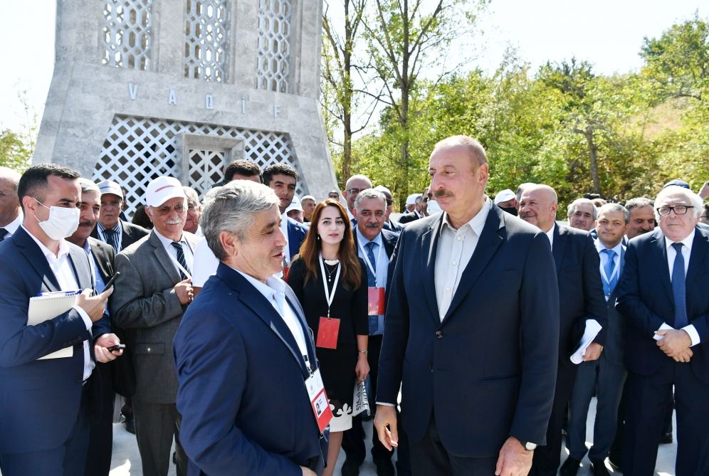 Президент Ильхам Алиев тепло побеседовал с участниками и шушинцами в рамках открытия Дней поэзии Вагифа в Шуше (ФОТО)