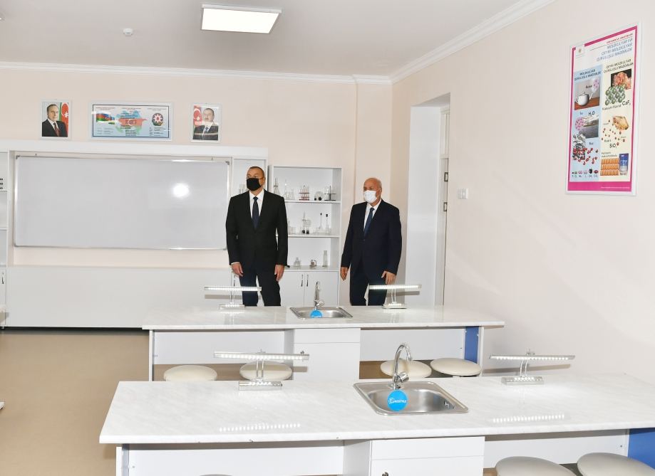 Президент Ильхам Алиев принял участие в сдаче в эксплуатацию средней школы номер 20 в Сумгайыте (ФОТО)