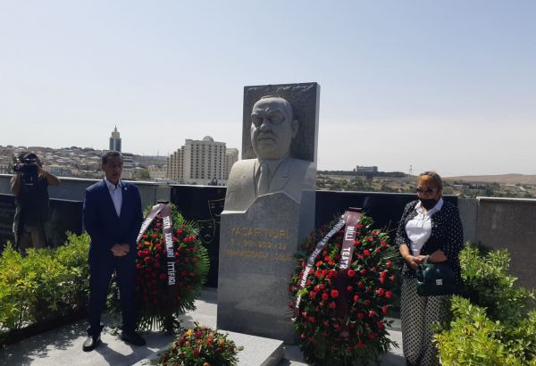 В Баку почтили память Яшара Нури (ФОТО)
