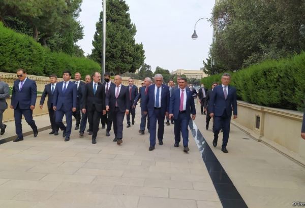 Economy, trade ministers from Turkic Council states visit Martyrs' Alley in Baku (PHOTO)