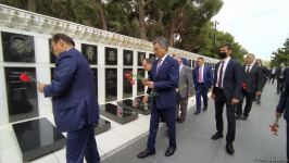 Министры экономики и торговли стран Тюркского совета посетили Аллею шехидов в Баку (ФОТО)
