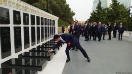 Министры экономики и торговли стран Тюркского совета посетили Аллею шехидов в Баку (ФОТО)