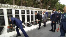 Министры экономики и торговли стран Тюркского совета посетили Аллею шехидов в Баку (ФОТО)