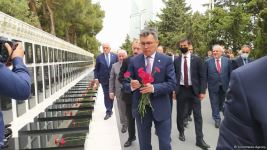 Министры экономики и торговли стран Тюркского совета посетили Аллею шехидов в Баку (ФОТО)
