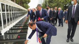 Министры экономики и торговли стран Тюркского совета посетили Аллею шехидов в Баку (ФОТО)