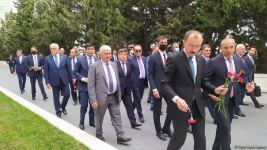 Министры экономики и торговли стран Тюркского совета посетили Аллею шехидов в Баку (ФОТО)