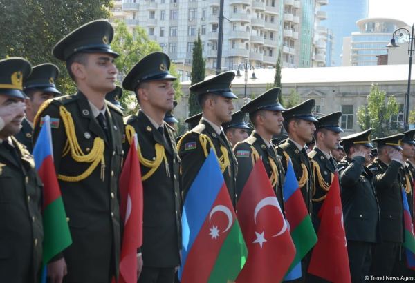 Проходят шествия в связи со 103-й годовщиной освобождения Баку от большевистско-дашнакской оккупации (ФОТО)