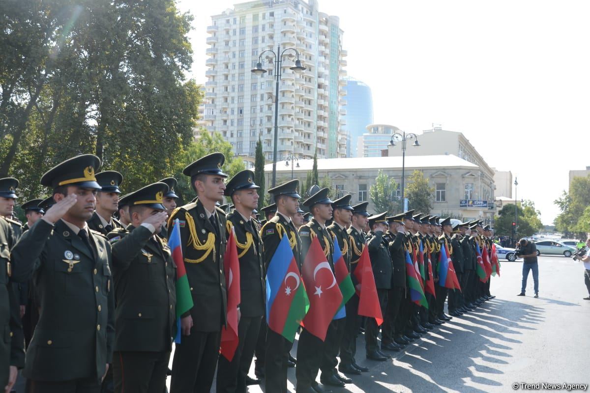 Проходят шествия в связи со 103-й годовщиной освобождения Баку от большевистско-дашнакской оккупации (ФОТО)