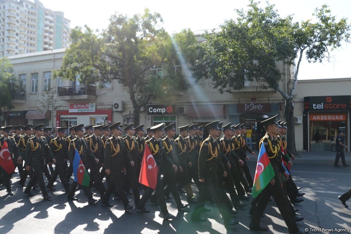 Проходят шествия в связи со 103-й годовщиной освобождения Баку от большевистско-дашнакской оккупации (ФОТО)