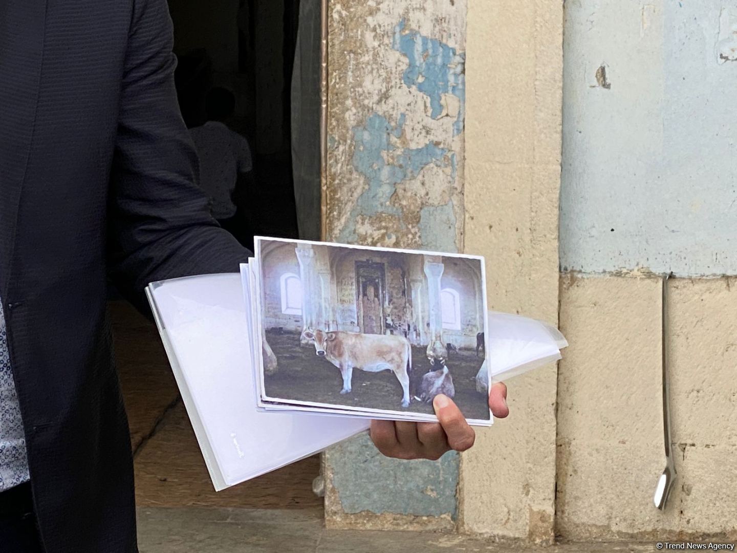 В Агдаме иранской делегации представлены фотофакты в связи с армянским вандализмом (ФОТО)