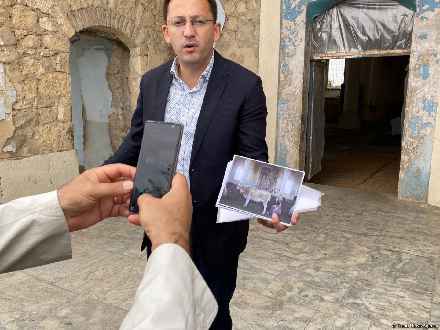 В Агдаме иранской делегации представлены фотофакты в связи с армянским вандализмом (ФОТО)