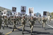 Президент Ильхам Алиев и Первая леди Мехрибан Алиева приняли участие в шествии в Баку в память о погибших в Отечественной войне (ФОТО/ВИДЕО) (версия 2)