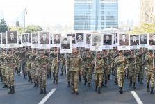 Президент Ильхам Алиев и Первая леди Мехрибан Алиева приняли участие в шествии в Баку в память о погибших в Отечественной войне (ФОТО/ВИДЕО) (версия 2)