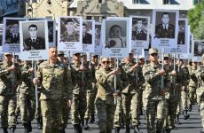 Президент Ильхам Алиев и Первая леди Мехрибан Алиева приняли участие в шествии в Баку в память о погибших в Отечественной войне (ФОТО/ВИДЕО) (версия 2)