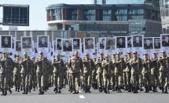 Президент Ильхам Алиев и Первая леди Мехрибан Алиева приняли участие в шествии в Баку в память о погибших в Отечественной войне (ФОТО/ВИДЕО) (версия 2)