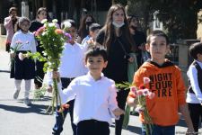 Azerbaijani people paying tribute to memory of martyrs  (PHOTO)