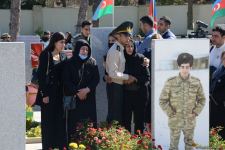 Azerbaijani people paying tribute to memory of martyrs  (PHOTO)