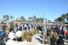 Azerbaijani people paying tribute to memory of martyrs  (PHOTO)