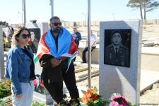 Azerbaijani people paying tribute to memory of martyrs  (PHOTO)