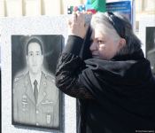 Azerbaijani people paying tribute to memory of martyrs  (PHOTO)