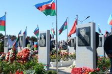 Azerbaijani people paying tribute to memory of martyrs  (PHOTO)